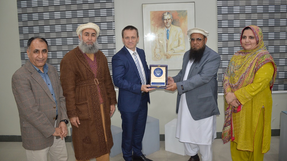 Vice Chancellor Prof Dr Muhammad Saleem presents a souvenir to the UNICEF Chief Field Officer Mr Radoslaw Rzehak upon his visit to the University of Peshawar.