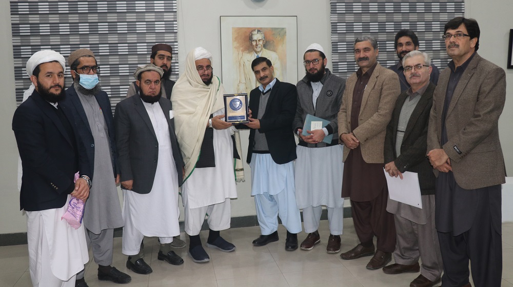 Vice Chancellor Prof Dr Muhammad Idrees presents a souvenir to the Minister for Higher Education Al-Haaj Maulvi Abdul Baqi Haqqani on his visit to the University of Peshawar.