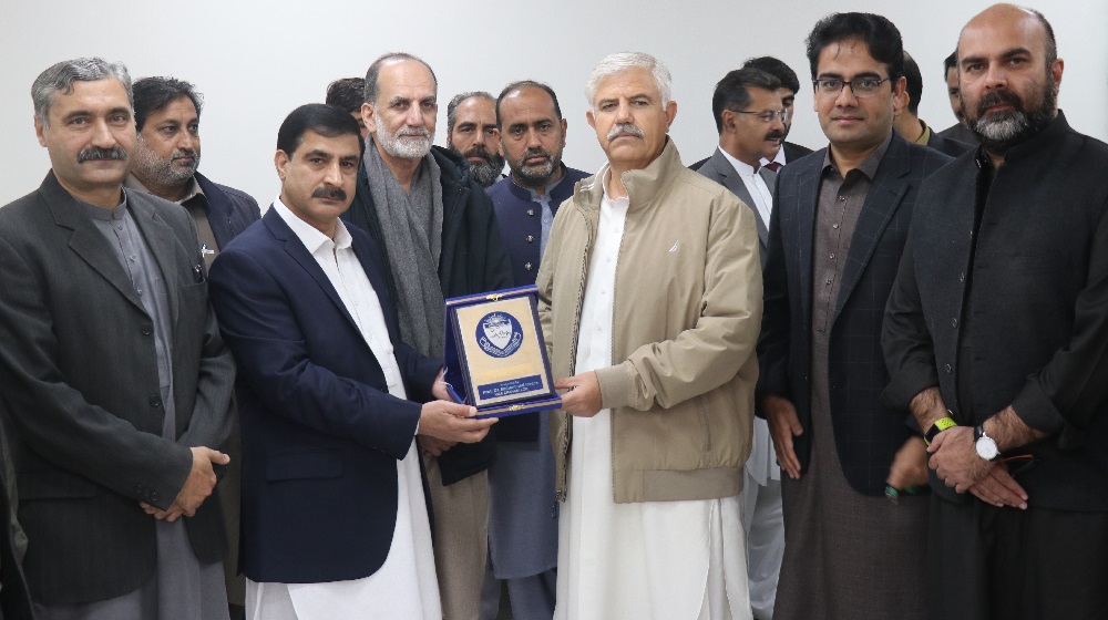 Vice Chancellor Prof Dr. Muhammad Idrees presents a souvenir to the Chief Minister, Khyber Pakhtunkhwa, Mahmood Khan upon his visit to the varsity.