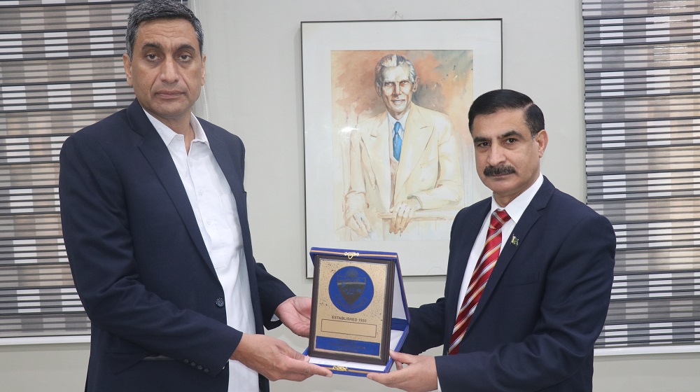 Vice Chancellor Prof. Dr. Muhammad Idrees presents a souvenir to the Renowned scholar and analyst Brigadier Tahir Mahmood (Retd) upon his visit to the University of Peshawar.