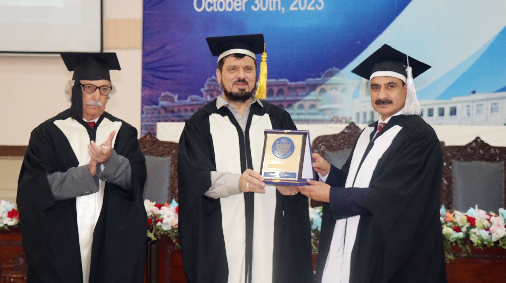 Vice Chancellor Prof. Dr Muhammad Idrees presents a souvenir to the Chancellor, University of Peshawar , Governor KP, Haji Ghulam Ali at Annual Convocation 2023
