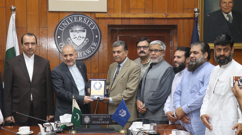 Vice Chancellor Prof Dr Muhammad Jehanzeb Khan presents a souvenir to H.E. Dr. Reza Amiri Moghadam, Honorable Ambassador of the Islamic Republic of Iran to Pakistan