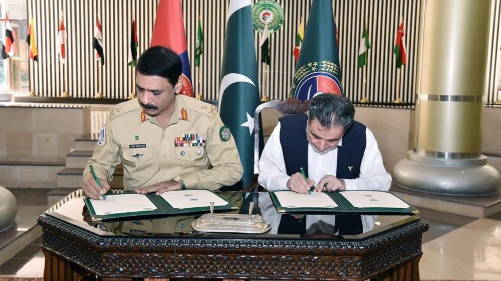 The Vice Chancellor Prof. Dr. Muhammad Naeem Qazi and National Defence University President Lt. General Asif Ghafoor are signing a memorandum of understanding to enhance academic collaboration