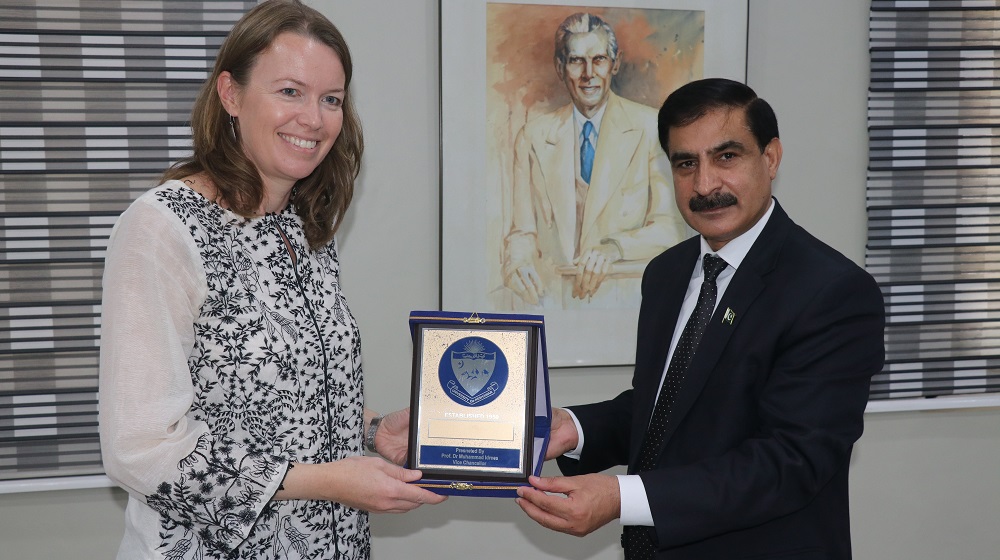 Vice Chancellor Prof. Dr. Muhammad Idrees presents a souvenir to Monica Davis, Public Affairs Officer, U.S. Consulate General Peshawar upon her visit to the University of Peshawar.